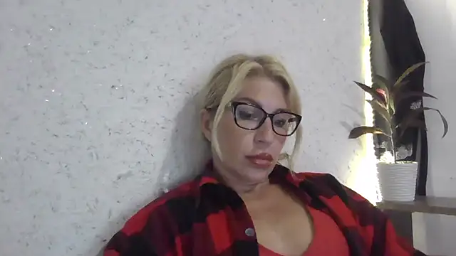 Snapshot of fox_red_lady7 chatting on 1, 10, 2025 fox red lady7 online show from 1, 10, 2025