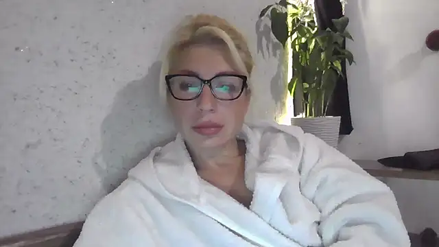 Snapshot of fox_red_lady7 chatting on 8, 10, 2025 fox red lady7 online show from 8, 10, 2025