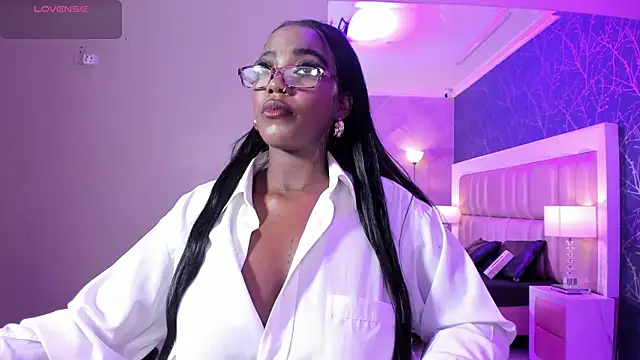 ReinaMiah online show from 9, 11, 2025