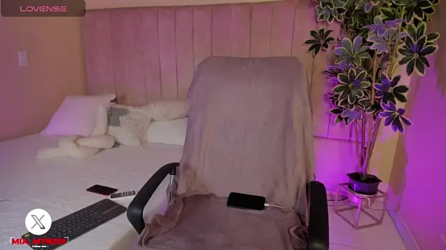 Mia mtnz02 online show from 8, 11, 2025