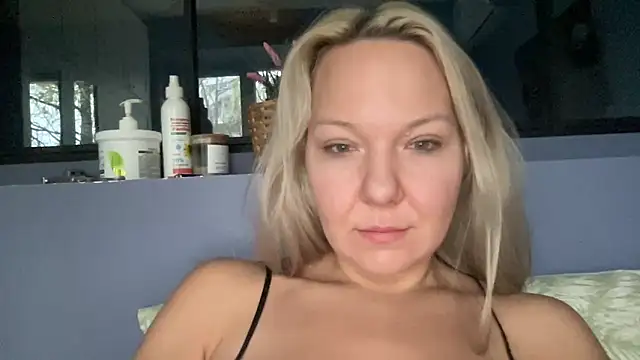 Snapshot of Leonora75 chatting on 19, 10, 2025 Leonora75 online show from 19, 10, 2025