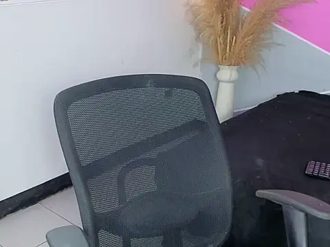 Snapshot of invincible200 chatting on 17, 11, 2025 invincible200 online show from 17, 11, 2025