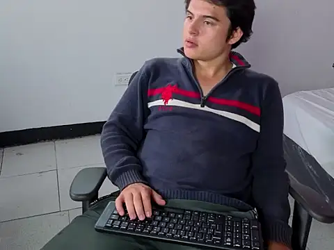 Snapshot of invincible200 chatting on 3, 11, 2025 invincible200 online show from 3, 11, 2025