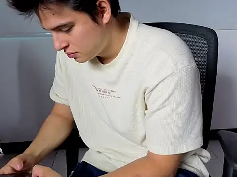 Snapshot of invincible200 chatting on 13, 10, 2025 invincible200 online show from 13, 10, 2025