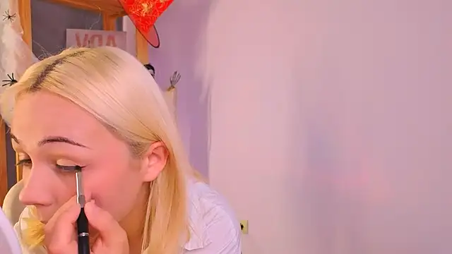 Charlotte Colinss online show from 25, 10, 2025