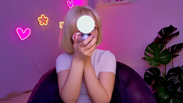 Charlotte Colinss online show from 5, 4, 2026