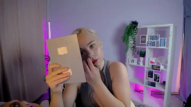 Charlotte Colinss online show from 10, 11, 2025