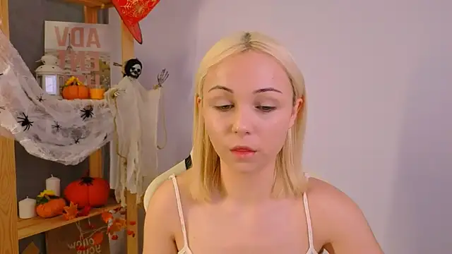 Charlotte Colinss online show from 22, 10, 2025