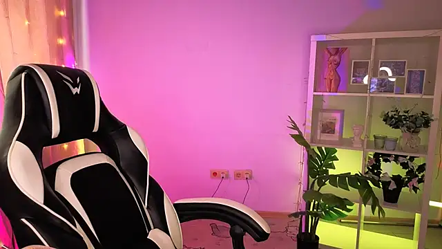 Charlotte Colinss online show from 12, 6, 2026