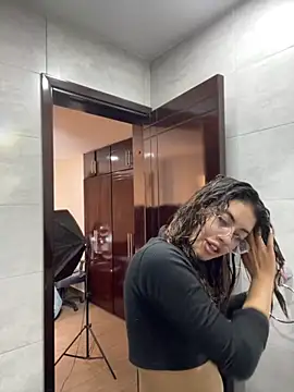 Isabela Colins online show from 10, 9, 2025