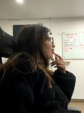 Isabela Colins online show from 16, 9, 2025