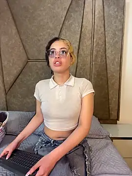 Isabela Colins online show from 4, 11, 2025