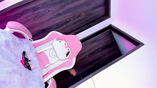 Flora Minx online show from 11, 11, 2025