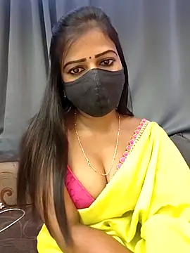 Snapshot of Misss-julli chatting on 8, 11, 2025 Misss-julli online show from 8, 11, 2025