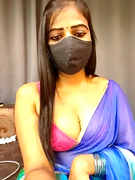 Snapshot of Misss-julli chatting on 17, 11, 2025 Misss-julli online show from 17, 11, 2025