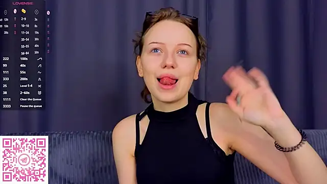 EmiliSaren online show from 8, 9, 2025