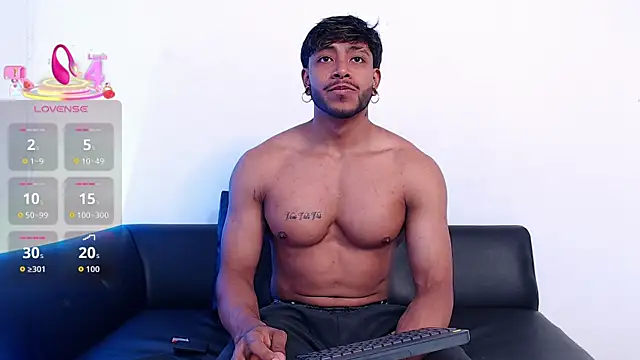 Snapshot of Troyy_lee1 chatting on 10, 11, 2025 Troyy lee1 online show from 10, 11, 2025