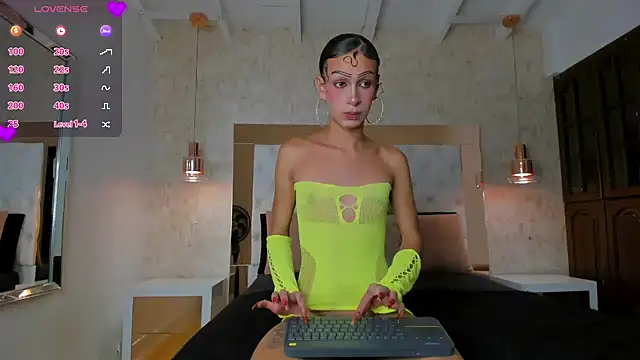 Layla Mackenzie online show from 18, 2, 2026