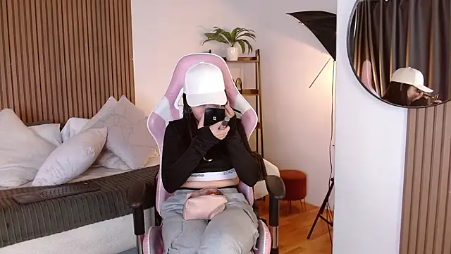 Lina Montclair online show from 11, 2, 2026