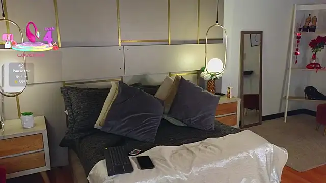 Lina Montclair online show from 7, 4, 2026