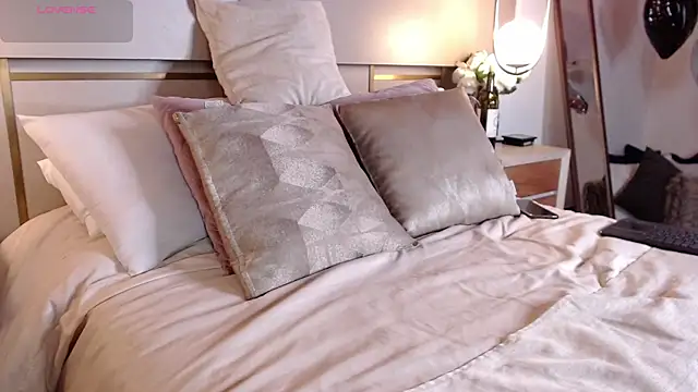 Lina Montclair online show from 5, 11, 2025