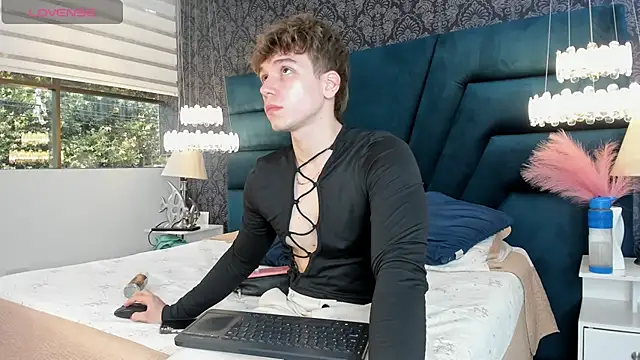 Snapshot of TaylerWhite chatting on 16, 7, 2026 TaylerWhite online show from 16, 7, 2026