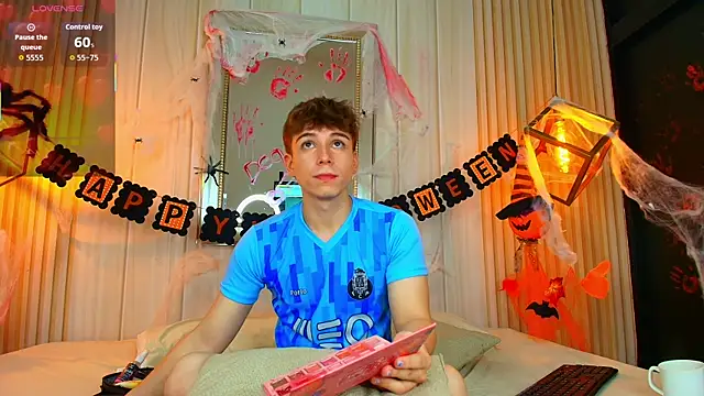 Snapshot of TaylerWhite chatting on 27, 10, 2025 TaylerWhite online show from 27, 10, 2025