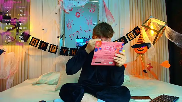 Snapshot of TaylerWhite chatting on 26, 10, 2025 TaylerWhite online show from 26, 10, 2025