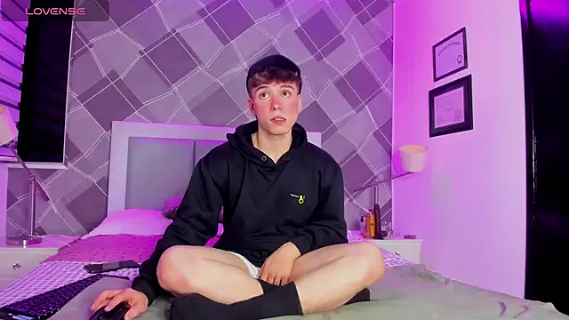 Snapshot of TaylerWhite chatting on 15, 11, 2025 TaylerWhite online show from 15, 11, 2025