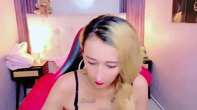 Snapshot of charlotte_phaeton chatting on 19, 6, 2026 charlotte phaeton online show from 19, 6, 2026