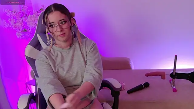 Mia wee online show from 16, 2, 2026