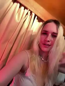 Snapshot of LilElfie chatting on 8, 8, 2026 LilElfie online show from 8, 8, 2026