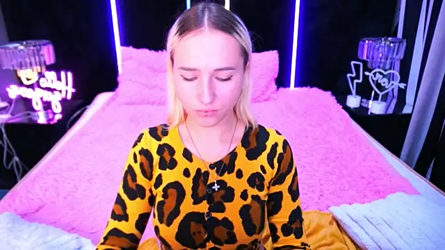 LilElfie online show from 8, 10, 2025