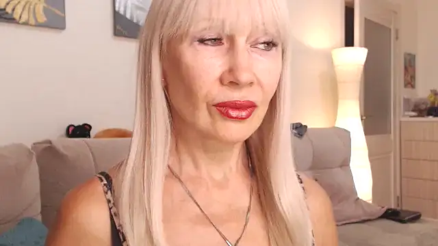 Snapshot of AlisaDeluxe chatting on 4, 10, 2025 AlisaDeluxe online show from 4, 10, 2025