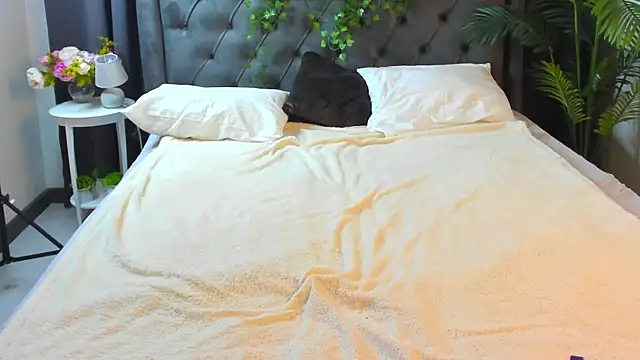 cute luucy online show from 4, 12, 2025