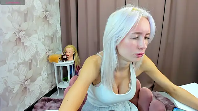 Snapshot of cute_luucy chatting on 20, 10, 2025 cute luucy online show from 20, 10, 2025