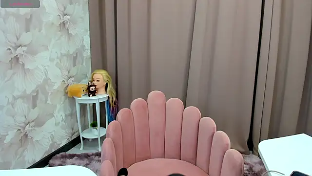 Snapshot of cute_luucy chatting on 10, 10, 2025 cute luucy online show from 10, 10, 2025