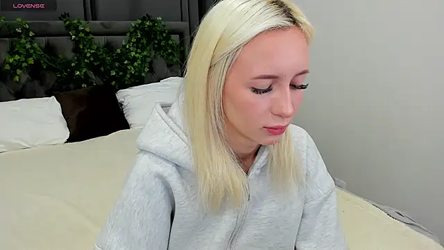 Snapshot of cute_luucy chatting on 19, 11, 2025 cute luucy online show from 19, 11, 2025