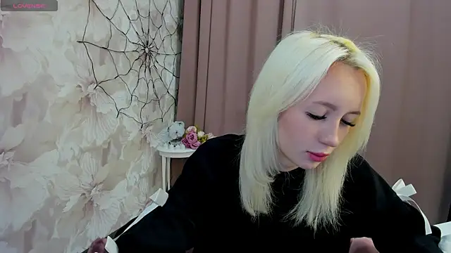 Snapshot of cute_luucy chatting on 5, 11, 2025 cute luucy online show from 5, 11, 2025