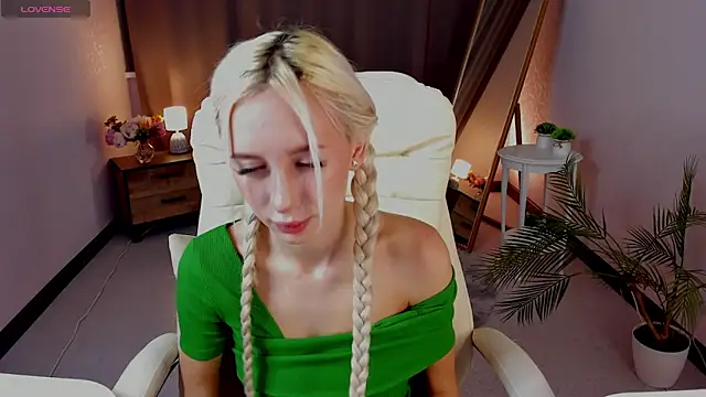 Snapshot of cute_luucy chatting on 18, 3, 2026 cute luucy online show from 18, 3, 2026