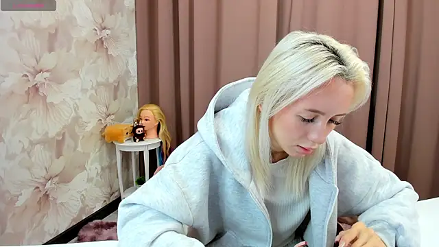 Snapshot of cute_luucy chatting on 15, 10, 2025 cute luucy online show from 15, 10, 2025