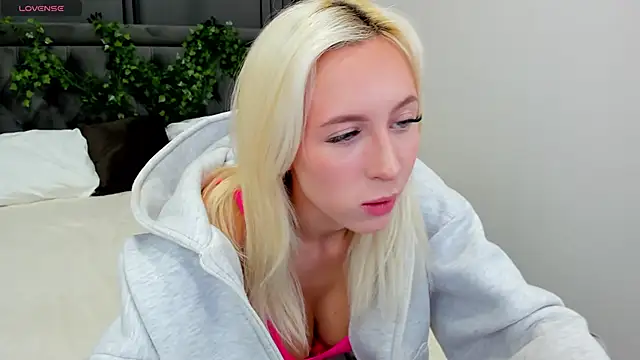 Snapshot of cute_luucy chatting on 17, 11, 2025 cute luucy online show from 17, 11, 2025