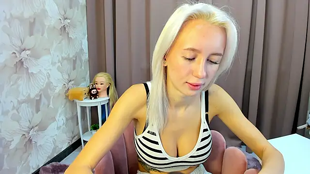 Snapshot of cute_luucy chatting on 23, 10, 2025 cute luucy online show from 23, 10, 2025