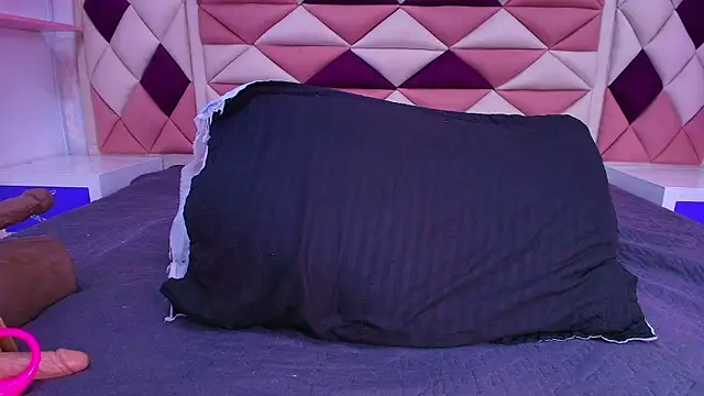 Snapshot of valecastro_ chatting on 28, 10, 2025 valecastro online show from 28, 10, 2025