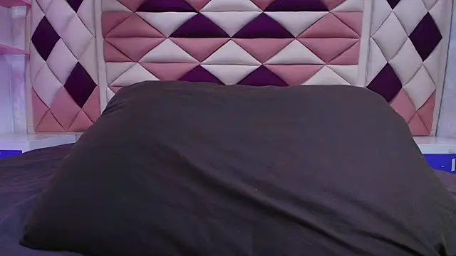 Snapshot of valecastro_ chatting on 8, 10, 2025 valecastro online show from 8, 10, 2025