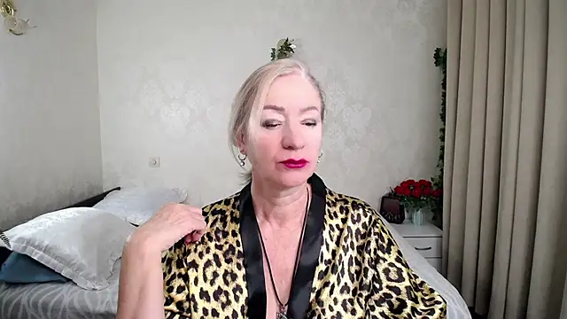 hunters woman online show from 11, 2, 2026