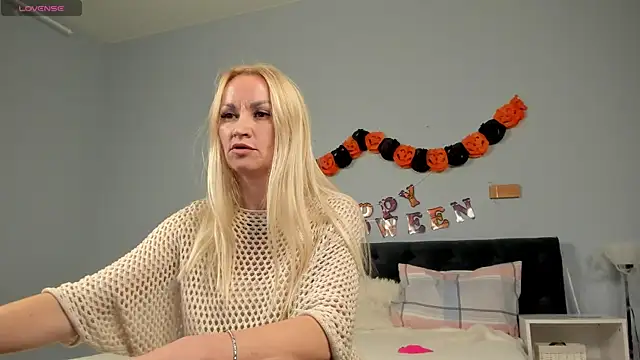 KiraSun online show from 30, 10, 2025