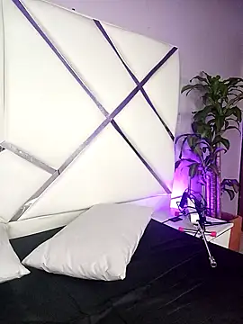 Dulce Pettit online show from 18, 10, 2025