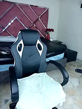 Dulce Pettit online show from 9, 11, 2025