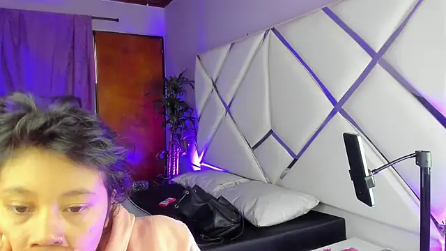 Dulce Pettit online show from 23, 10, 2025